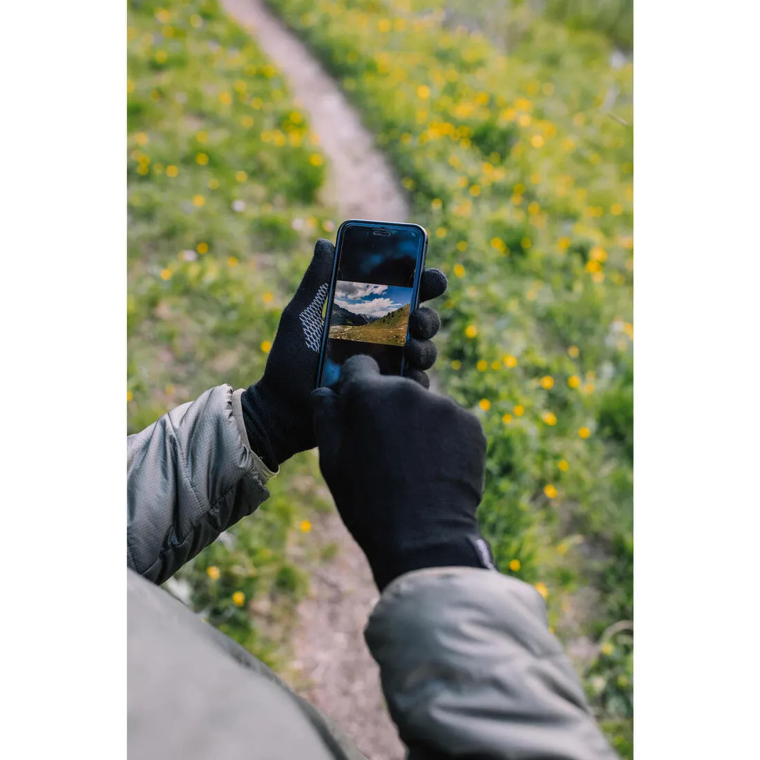 Unisex Mountain Trekking Touchscreen-Compatible Liner Gloves Trek 500